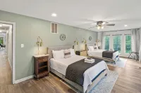 The Hideaway l EV l Hot Tub l Fire Pit l Game Room l .5 Miles to Bryce Resort - 3-Star
