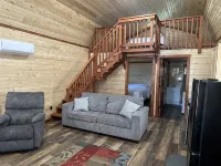 Green cabin close to University of Central Missouri and Whiteman AF Base - Chalets