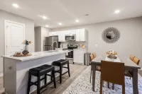 West Omaha Getaway, blocks from Village Pointe Plaza - Homestays