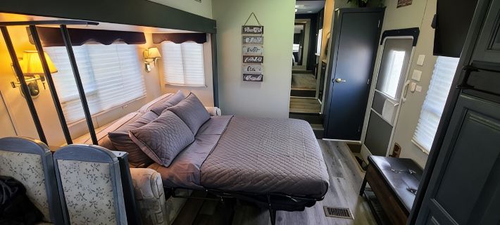 Cozy Camper down Wind Song: In the Black Hills Hotels in Custer County