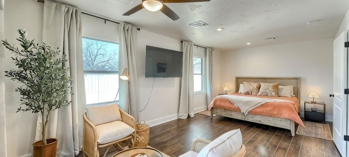 Wine Trail Retreat w/ Fire Pit, Cold Plunge, Grill, Walk to Downtown JC! 블랑코 카운티 호텔