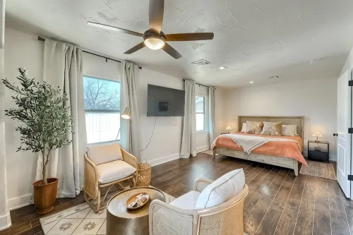 Wine Trail Retreat w/ Fire Pit, Cold Plunge, Grill, Walk to Downtown JC! - Wifi