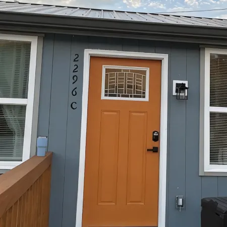 New Cabin with many amenities! Trail systems. Sleeps 8! Royal blue brimstone