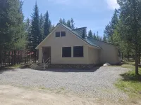 Hot Tub! Cozy beds sleeps 10, Wi-Fi, only 20 miles to West Yellowstone - Chalets