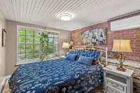 Private Romantic Lodgings Located in Wine Cellar Overlooking Canyon Lake - 4-Star
