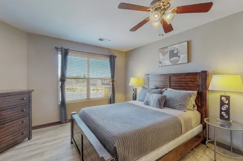 AMAZING VIEWS! Large 4-BR home with hot tub and rooftop deck overlooking ABQ - Jacuzzi
