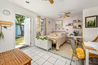 Salthaus Suite B - Step Out to Pool - Apartments