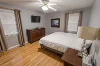 ROOMY!, pet friendly, fenced backyard. - Homestays
