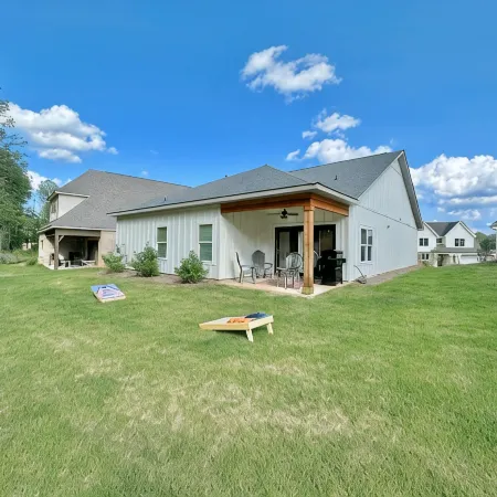 Lots of amenities. Open Floor plan. Perfect for families and groups!