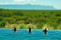 Khaya Ndlovu Safari Manor - Infinity Pools
