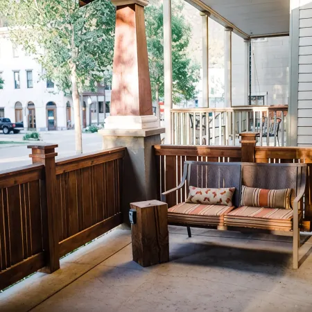 5Br - South Main's Iconic Green Craftsman Retreat - Steps to River & Parks