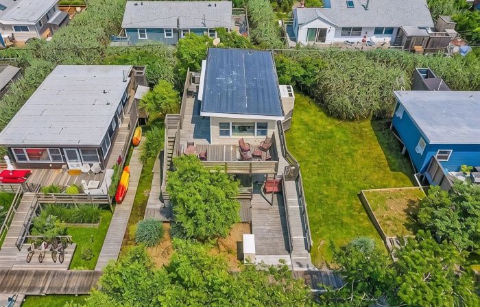 Charming Fair Harbor 3br steps to ocean, sunset view, WiFi, A/C, outdoor shower.