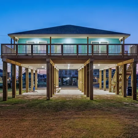 Beachfront Oasis - Lots of Amenities!
