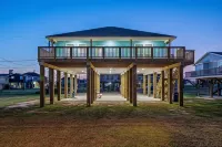 Beachfront Oasis - Lots of Amenities! - 4-Star