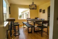 Lux family retreat, hot tub, specular views. Spacious home on the golf course. - de charme