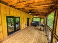 Popular - Peaceful Bear Cabin - 3Br 2BTH - Big Hot Tub - Quiet - Hytter