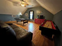 Spacious Victorian w/Game Room & Hot Tub - Homestays