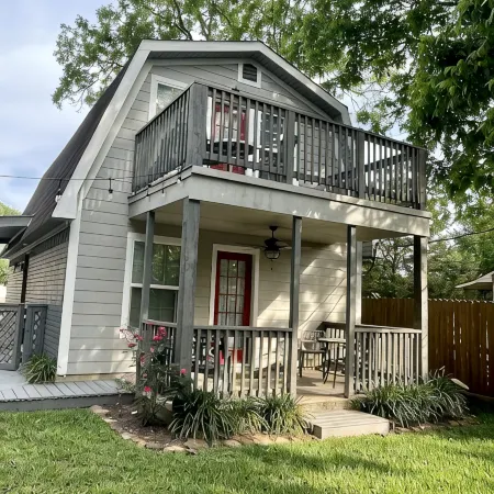 Fully Updated Beautiful Seabrook Barn Style Cottage