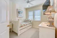 Sunset Island Beach House w/3 Large Decks,  75'' TV, quick walk to amenities - 4성급