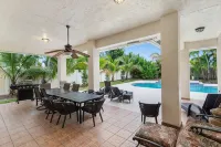 Aura Palms - Elegant 5Br Retreat with Pool & Hot Tub - 4-Star