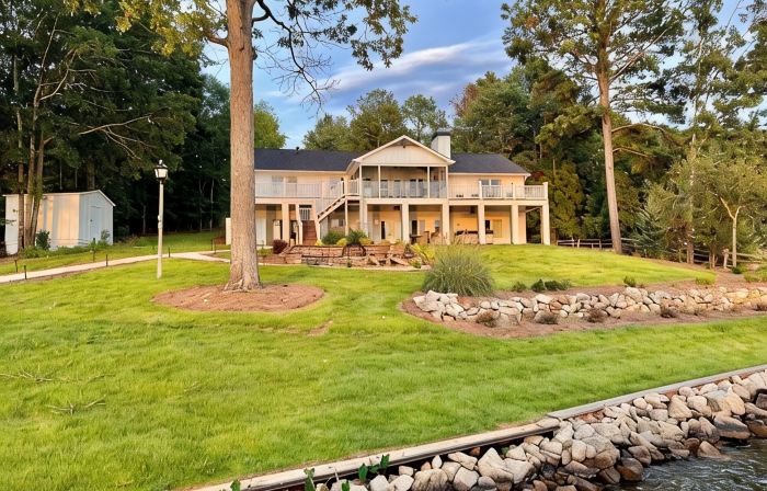 NEW Luxury Lakefront Home with Swim Dock, Hot Tub and Pontoon Rental