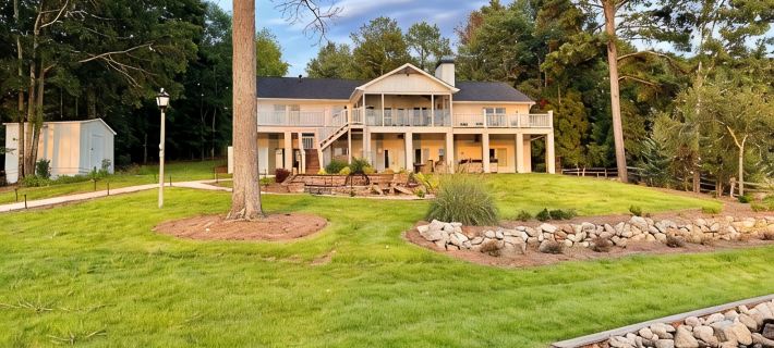 NEW Luxury Lakefront Home with Swim Dock, Hot Tub and Pontoon Rental Hotels in Putnam County
