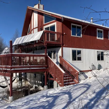 Modern Chalet -AC, hot tub, sauna + pets welcome