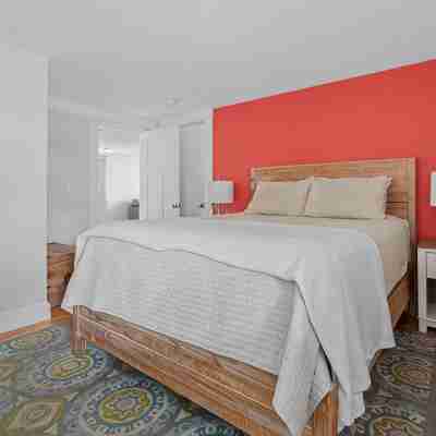 West End 2 Br 2 BA with Bonus Queen Sleep Sofa, Private Farmers Porch & Parking Rooms