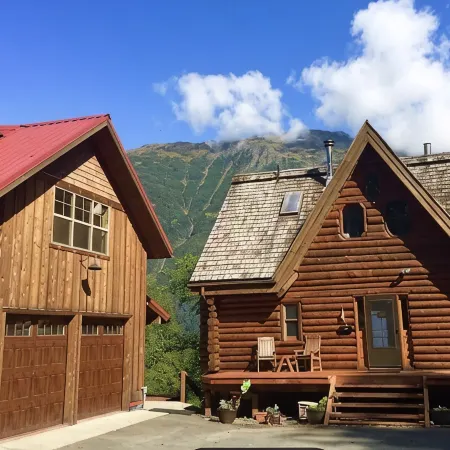 Sandy Beach Retreat Sunrise Studio- Steps from Sandy Beach & Treadwell Trail!