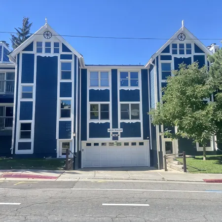 Luxury Heart of Old Town 3-Bdrm+ Hot Tub Walk to Skiing Chairlift Dining Main St
