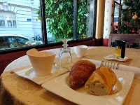 Hôtel de l'Abeille - breakfast