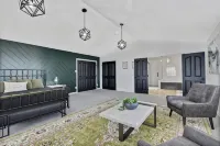 Massive Gathering Home with Ballroom - Sleeps 32+ - Biệt thự