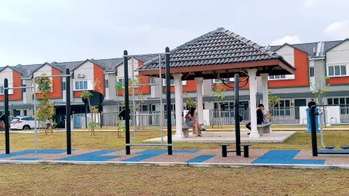 Perodua Entire Terrace Homestay 4R: Kitchen+WFH - Parkering