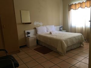 Tshesebe Stopover Motel