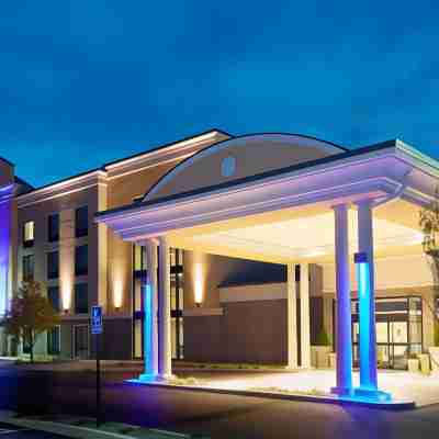 Holiday Inn Express & Suites Batavia - Darien Lake Hotel Exterior