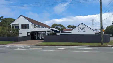 Moffat Beach Motel Caloundra Отели рядом с достопримечательностью «Caloundra Regional Gallery»