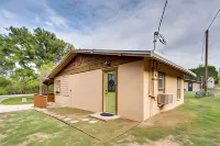 Cabana Sol Cabin 4 Mi to Garner State Park - Pet friendly