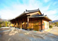 Haenam Hambakgolkeunggigiwajip Pension Hotel dekat Songho Beach
