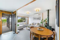 Tranquil Haven 2 Br and 1.5 BA Villa Hotels in Ponsonby