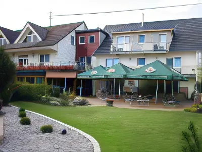 Landhotel Zur Linde فنادق في LoBburg