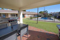 Jacaranda Holiday Units - parking