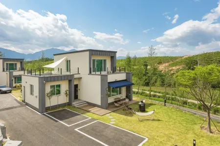 Soakcho Biroso Spring Отели рядом с достопримечательностью «Sokcho City Museum & Displaced Civilians Folk Village»