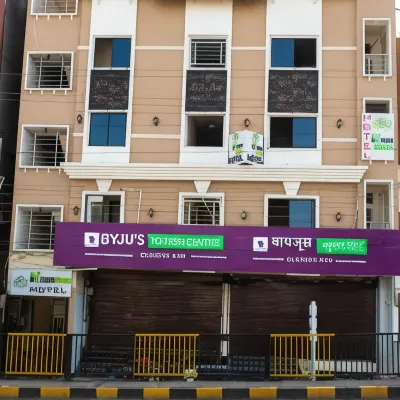 Hotel Kiwi Inn Hotels near Devi Ahilya Bai Holkar Airport