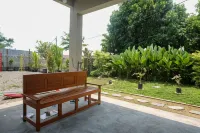 RedDoorz Syariah @ Klodran Solo Отели в г. Colomadu