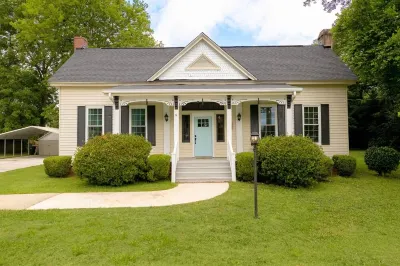 Oak River Company Farmhouse Hotels near Houston Church