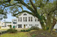 JD’s Zebras - Redesigned Historic School Guesthouse, Old BSL, Steps to Beach - 4 stjerner