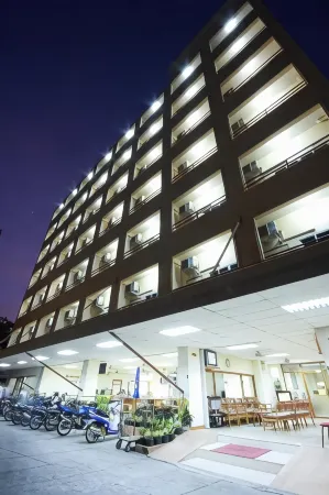 P.A. Place Hotel Отели рядом с достопримечательностью «Chao Por Chao Mae Na Pha Shrine»