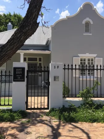 Just Joey Lodge Отели рядом с достопримечательностью «Rust en Vrede Wine Estate»