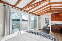 Waterfront Studio Apartment. Perfect for work or play. Hotels near Kandle Skatepark