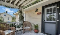 Tybee Lighthouse Cottage (A): Walk to the Beach!